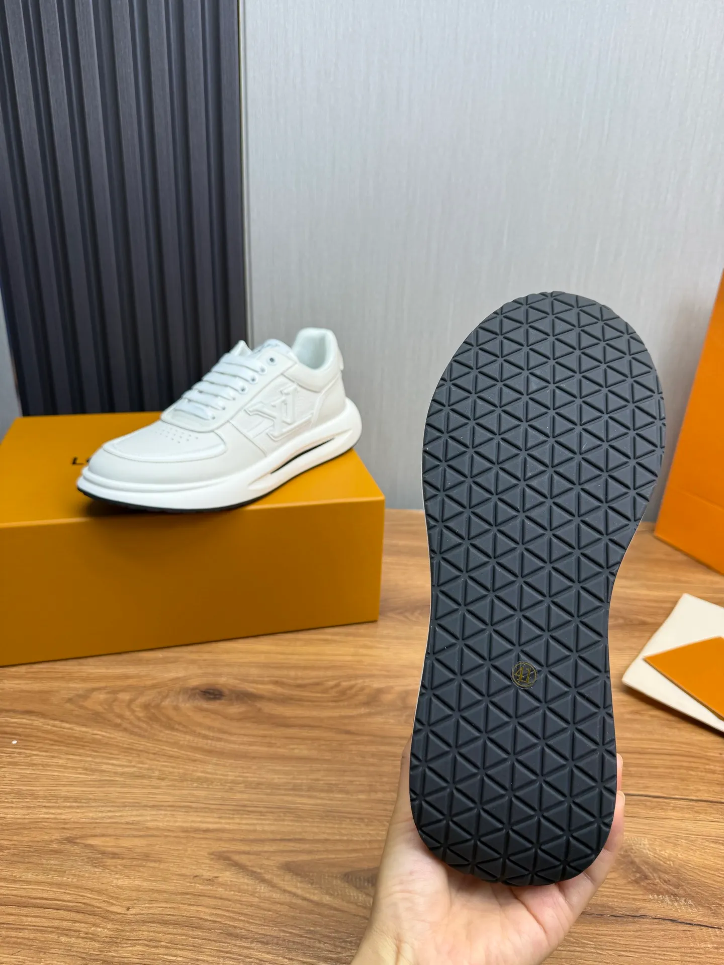Men's shoes 💰820💰 Lv. Top purchasing agent 🇮🇹 Louis Vuitton, sports shoes counter synchronization, uppers imported from Italy, high-quality splicing and complex handicrafts, imported mesh pads are soft and comfortable, soles: original factory special soles, TPU exclusive movable molded soles super comfortable, original factory single goods, 🔍🔍high quality, you can enter and exit the counter at will, welcome to compare, code number 38-44 (Customized 38.45)